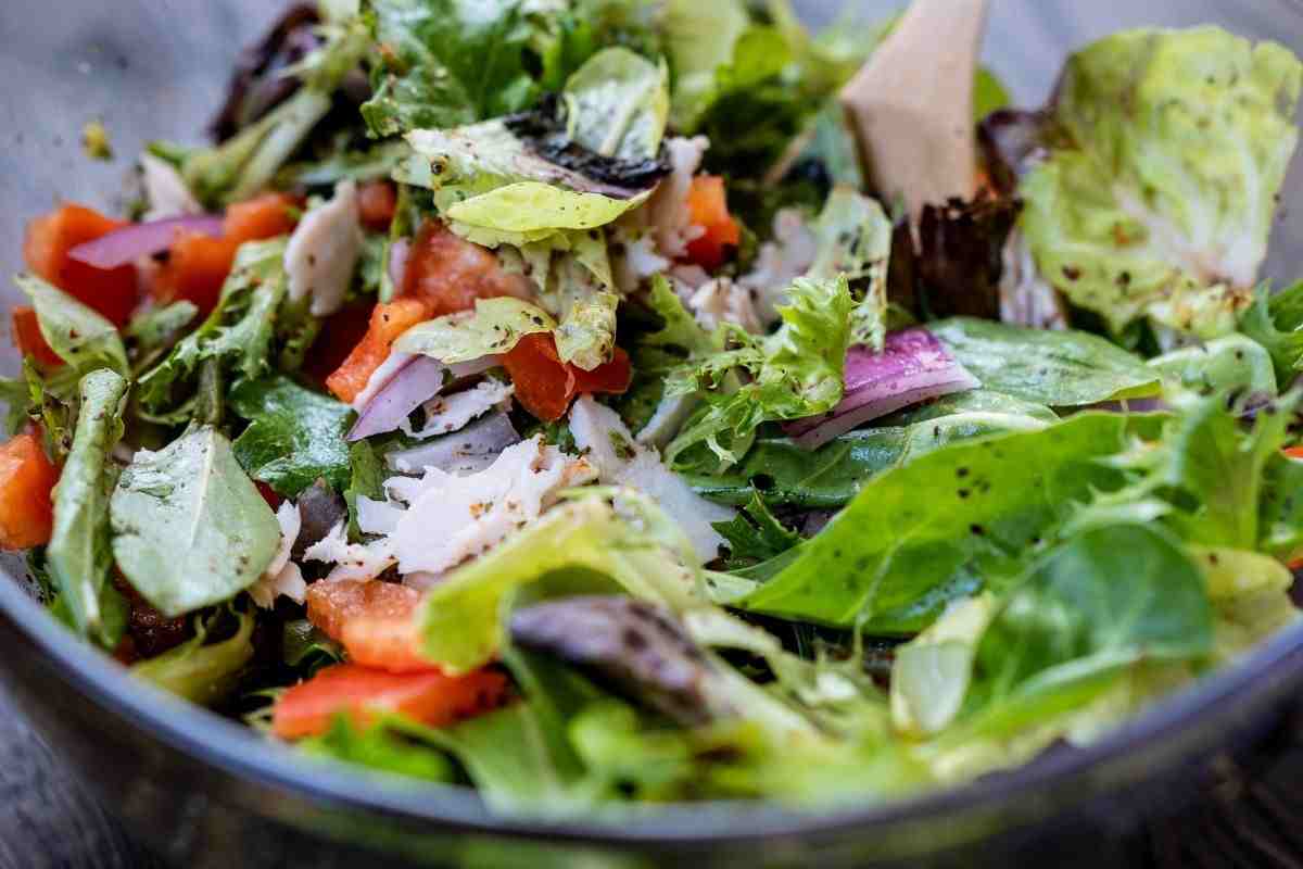 Insalata, non vogliono che tu lo sappia, ma se la condisci in queste ciotole rischio grosso