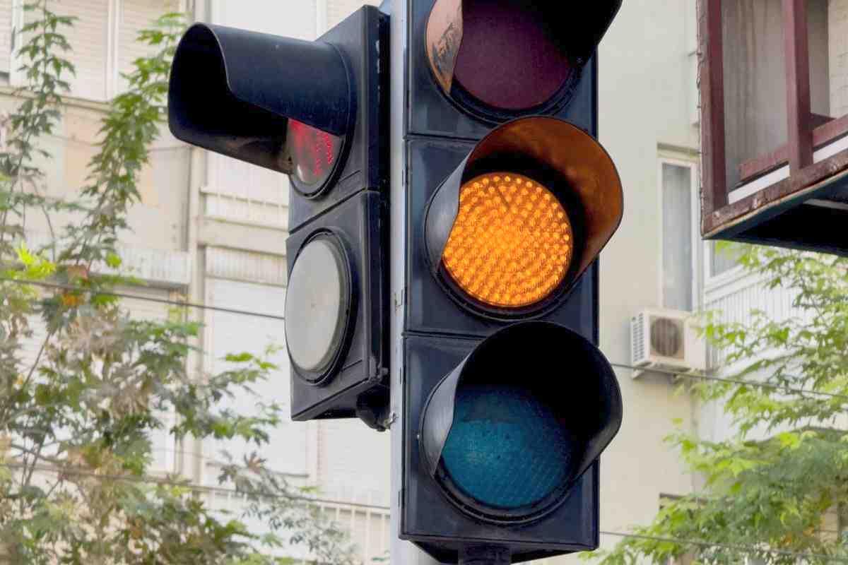semaforo giallo multa fare attenzione