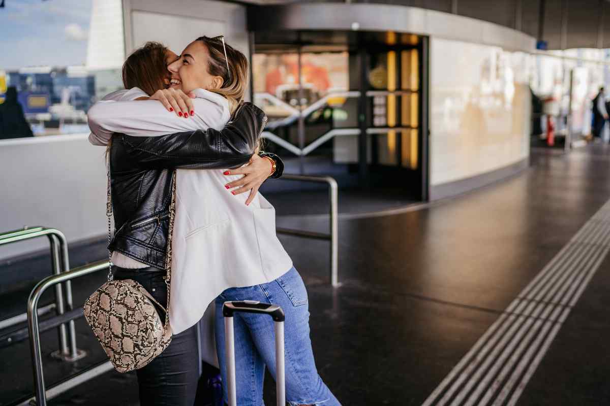 abbraccio aeroporto 