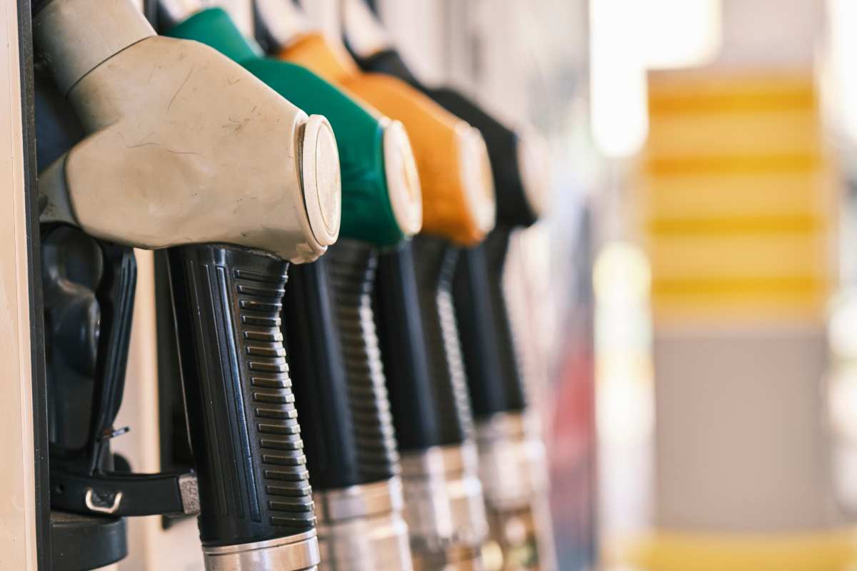 Fai benzina di notte e risparmia un botto