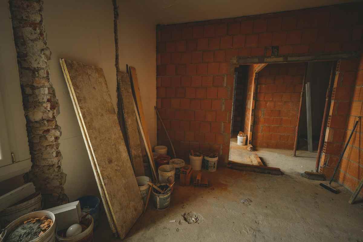 La sua casa cade a pezzi ma lei fa una ristrutturazione da non credere