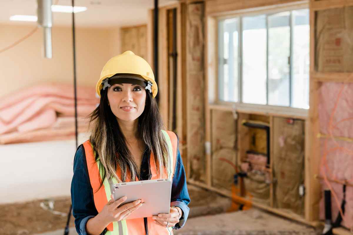 La sua casa cade a pezzi ma lei fa una ristrutturazione da non credere